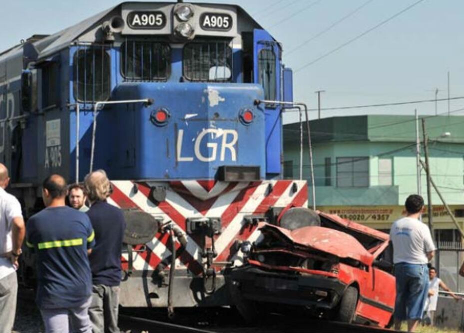 Quiso ganarle al tren y le destruye su auto de lujo