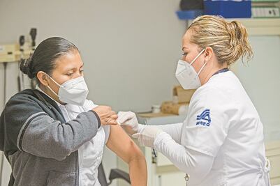 Médicos inmunizados ante el Covid-19 contraen enfermedad