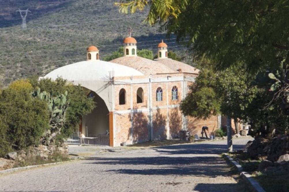 Padecen por falta de transporte y servicios