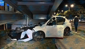 Jóvenes resultan lesionados tras choque contra base de puente peatonal en Jurica