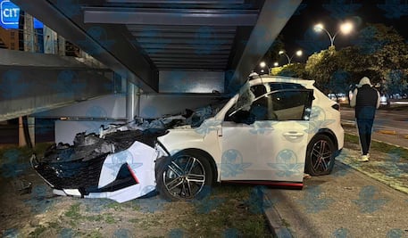 Jóvenes resultan lesionados tras choque contra base de puente peatonal en Jurica