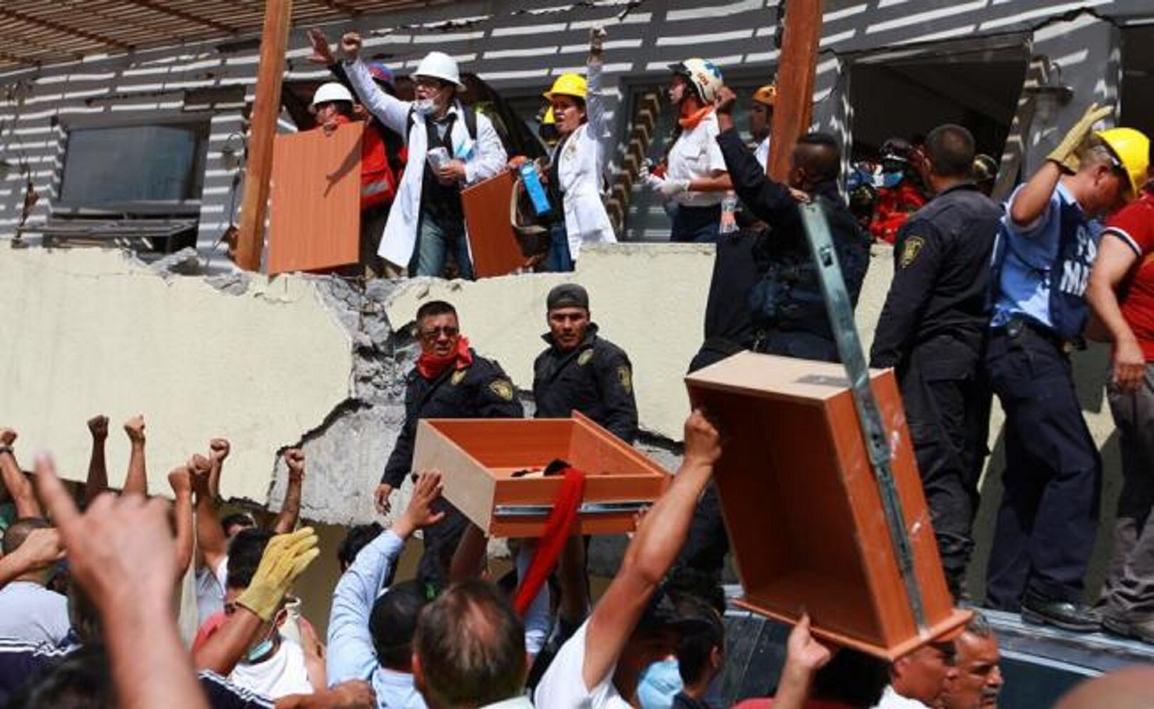 Rescatistas persisten en rescate de niña en escuela Enrique Rébsamen