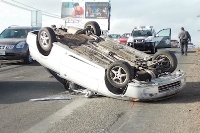 Resulta mujer lesionada en volcadura de auto