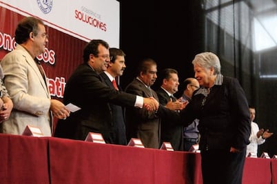 Entregan estímulos a maestros ‘aprobados’