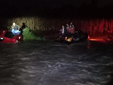 Cierran la carretera estatal Querétaro-Tequisquiapan; rescatan a 8 personas varadas 
