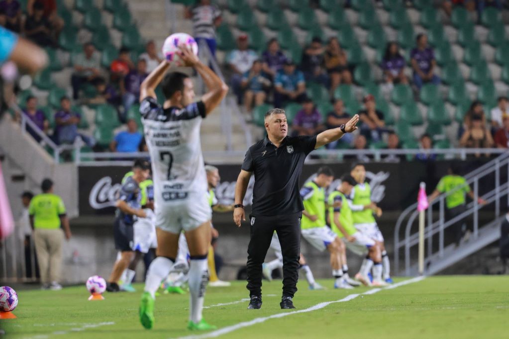 Mauro Gerk deja de ser el director técnico de Gallos Blancos