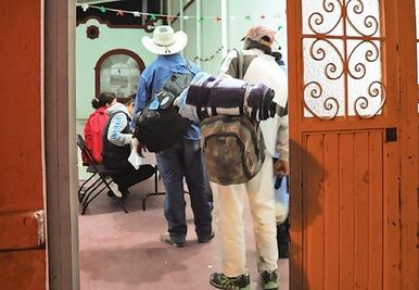 Ofrecen cena navideña