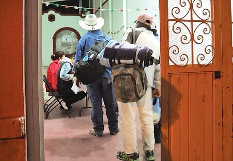 Ofrecen cena navideña