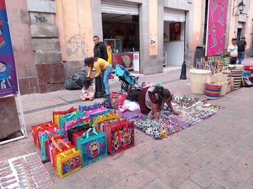 Artesanos desacatan reglas para vender en la vía pública