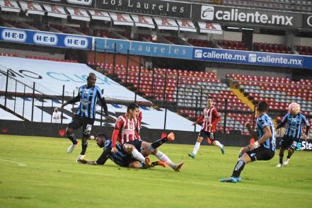 Igualada que sabe a poco; Gallos y Chivas empatan a dos goles