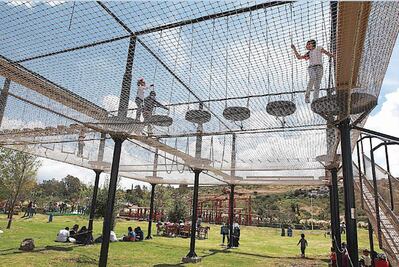Encuentran diversión en áreas verdes