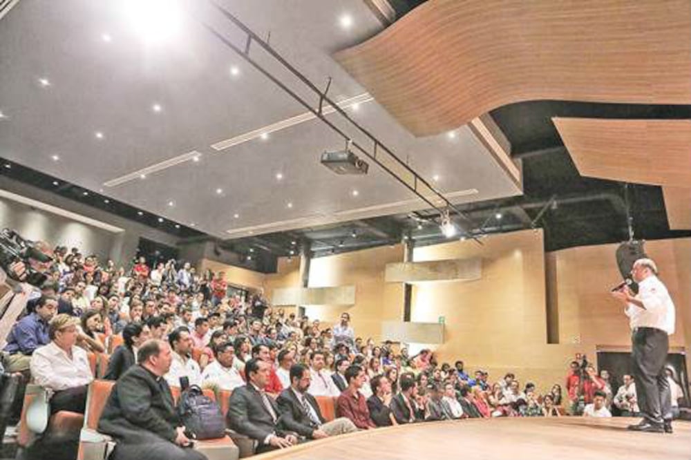 Loyola pacta impulso a jóvenes