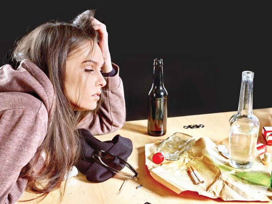 Evita la frase “Si con la borrachera te ofendí, con la cruda me sales debiendo” con los consejos que te brindamos. (FOTOS: ISTOCK)