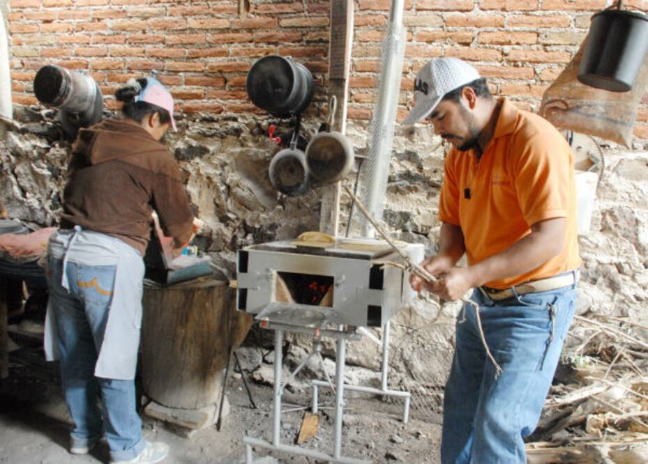 Fogones ecológicos ayudan a la economía y a la salud
