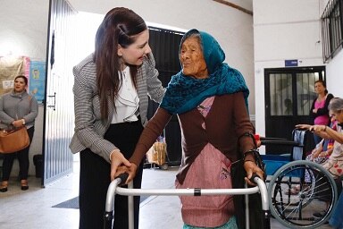 Elsa Mendez brinda apoyo a adultos mayores 