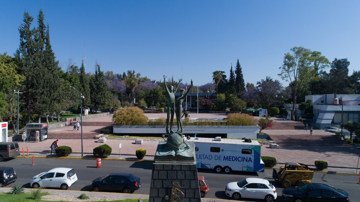 UAQ debe reinstalar a alumno que reprobó la mitad de sus materias 