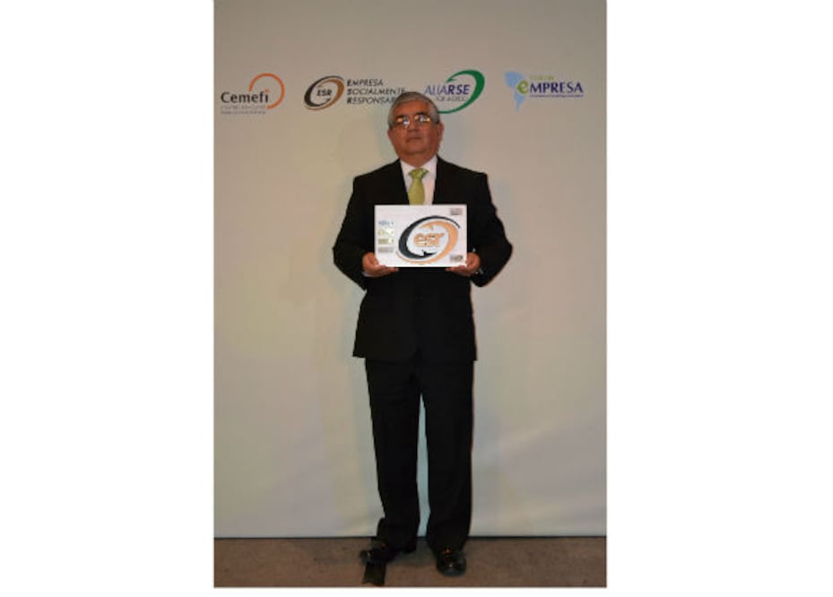 Recibe distintivo UTSJR