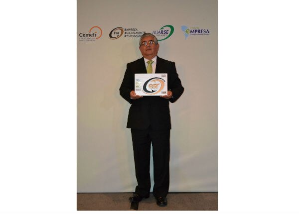 Recibe distintivo UTSJR