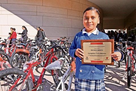 Reconocen excelencia de alumnos de primaria