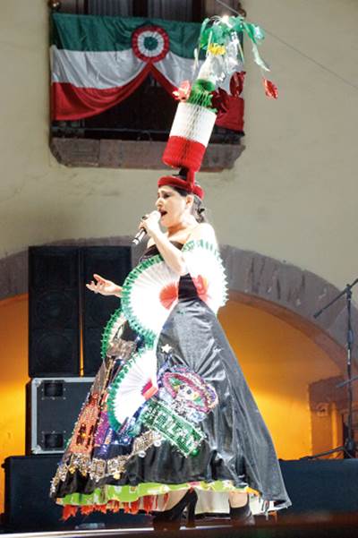 Astrid Hadad, la mujer más surrealista del país