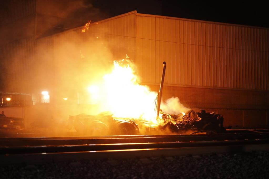 Hombre incendió su camión y amenazó con lanzarse a las vías del tren en Querétaro