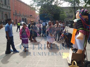 Locatarios y comerciantes ambulantes se confrontan verbalmente en el Centro Histórico de Querétaro