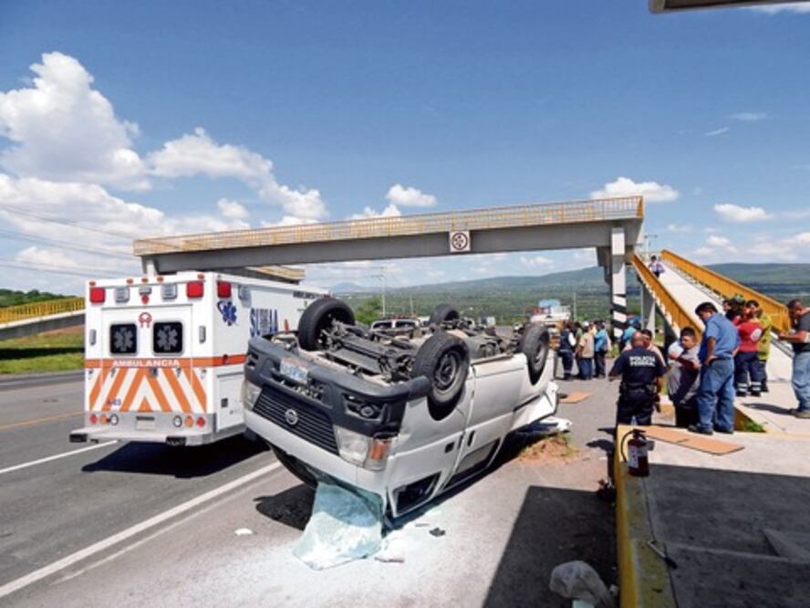 Vuelca camioneta en carretera a Celaya