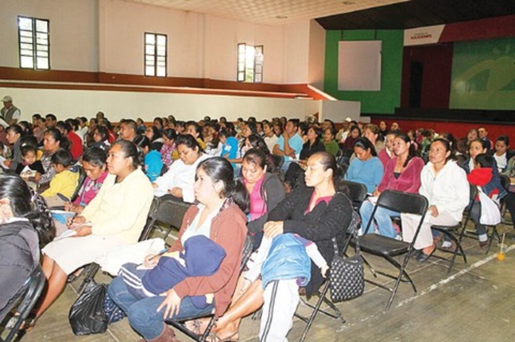 Orientan en Jalpan a padres de familia