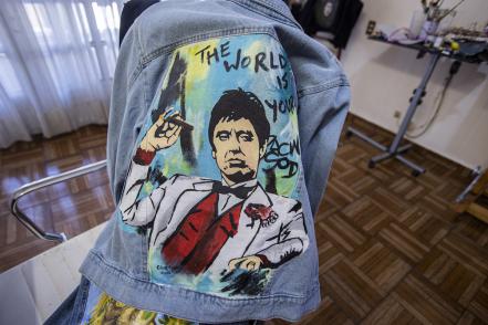 Geraldine, la artista de las chamarras de mezclilla 