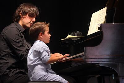 Pequeños pianistas muestran sus habilidades  