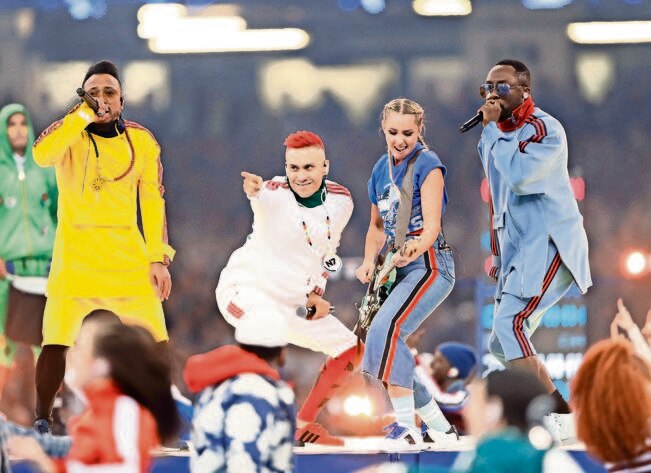 El grupo presentó un show similar al del Super Bowl. (CARL RECINE. REUTERS)