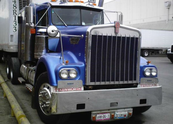 Roban tracto camión cargado con cinta adhesiva