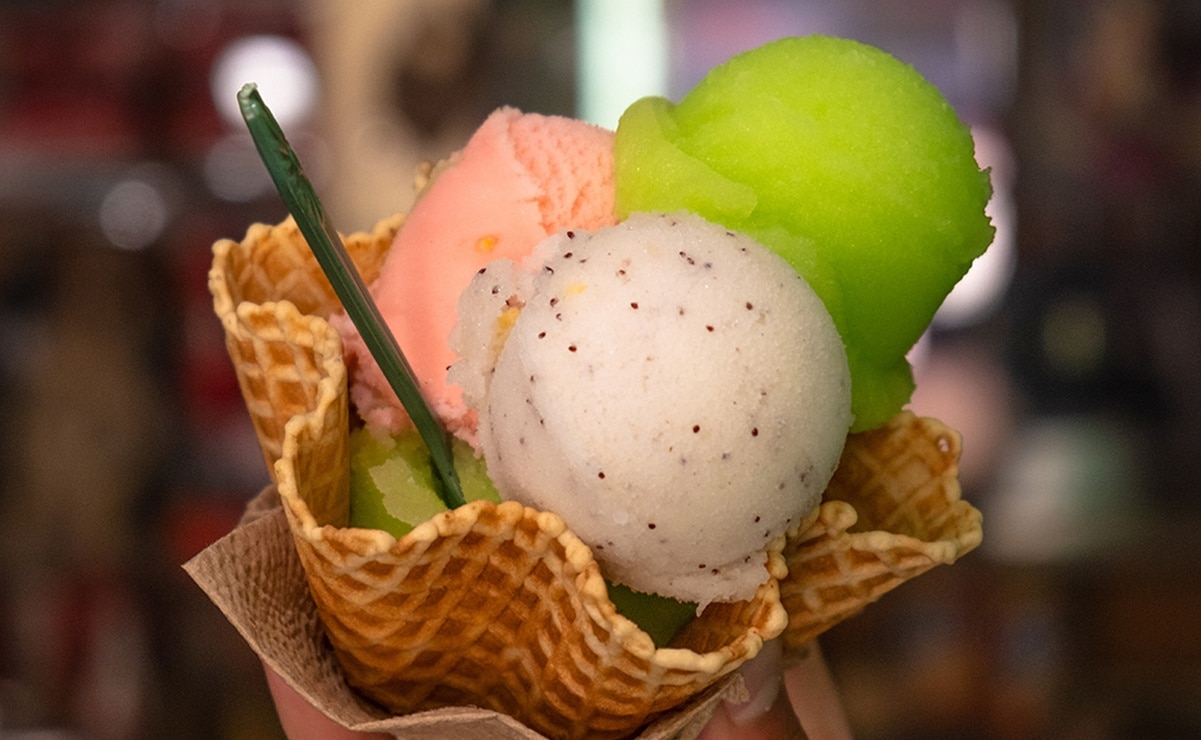 Con más de 75 años de tradición, la Nevería Puebla en Colón es famosa por su mantecado artesanal y sabores exóticos como nieve de pulque y garambullo, en un ambiente que conserva la esencia del pasado. Foto: Querétaro Travel.