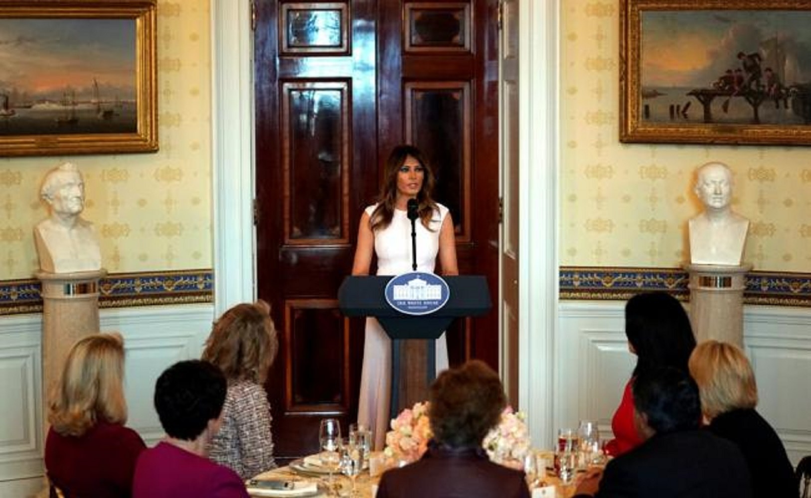 Melania Trump defiende a estudiantes que piden mayor control de armas
