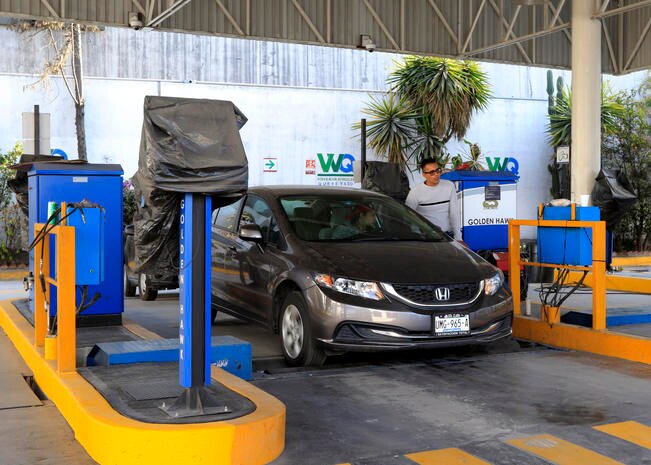 Los costos de los hologramas se mantienen en este 2018. La verificación de los autos es obligatoria dos veces por año (CESAR GÓMEZ EL UNIVERSAL)