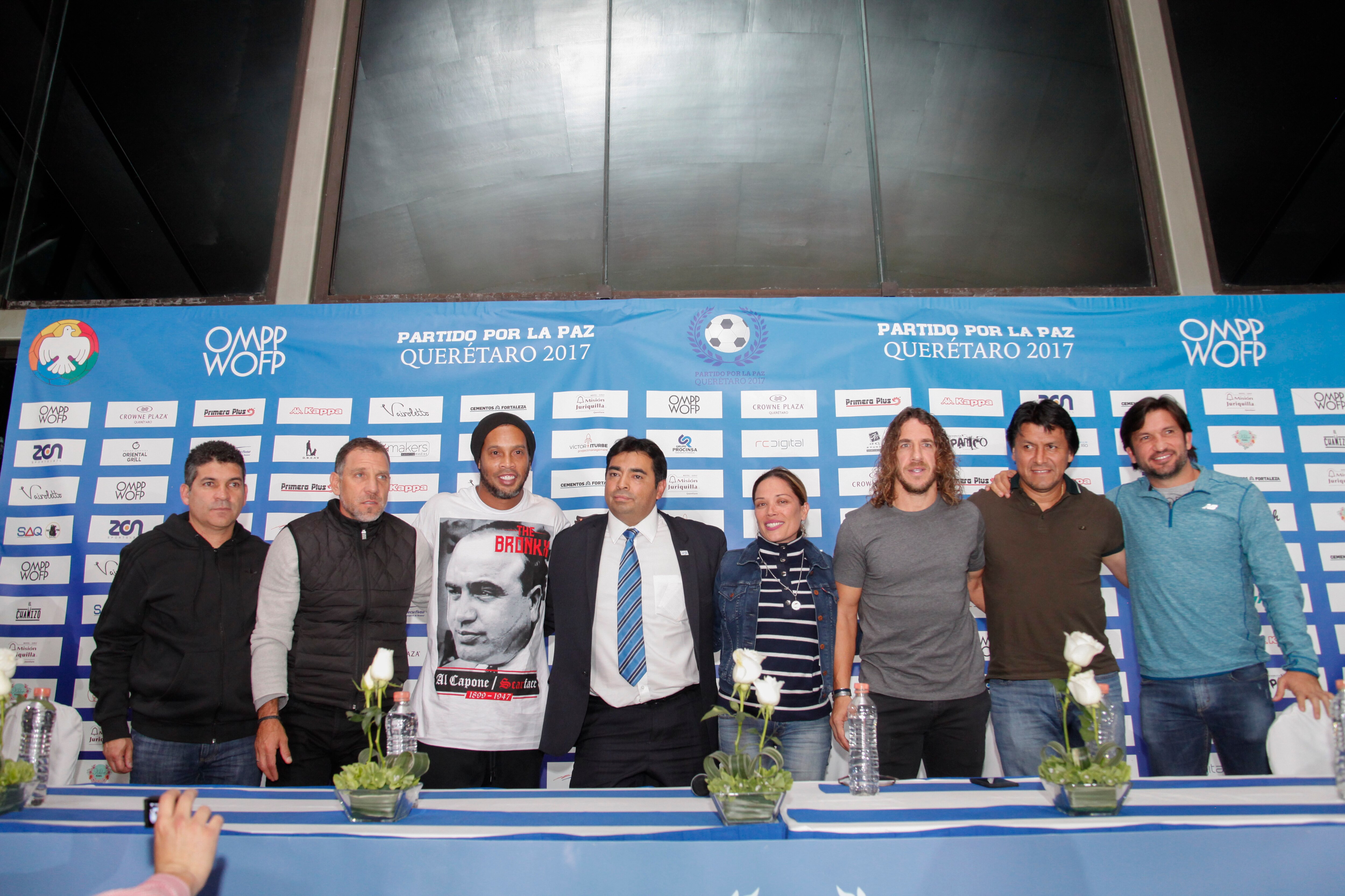 Estrellas de futbol reunidas por la paz