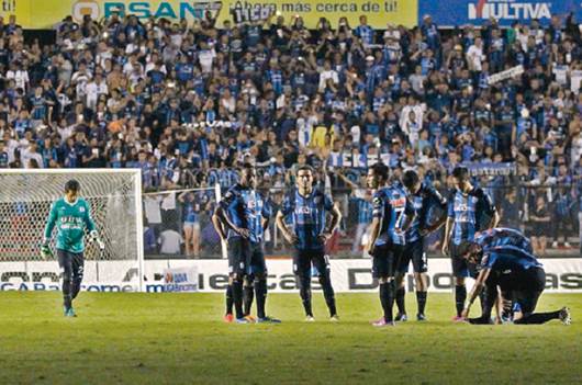 Gallos a oscuras es derrotado