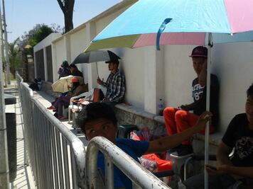 Aficionados cumplen dos días haciendo fila