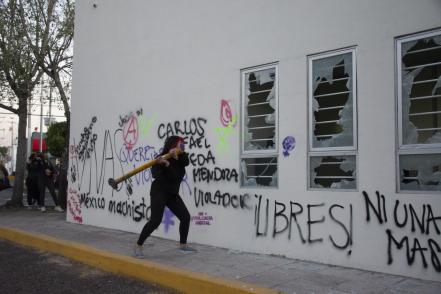"¡El machismo mata!"; se desborda la indignación en Querétaro