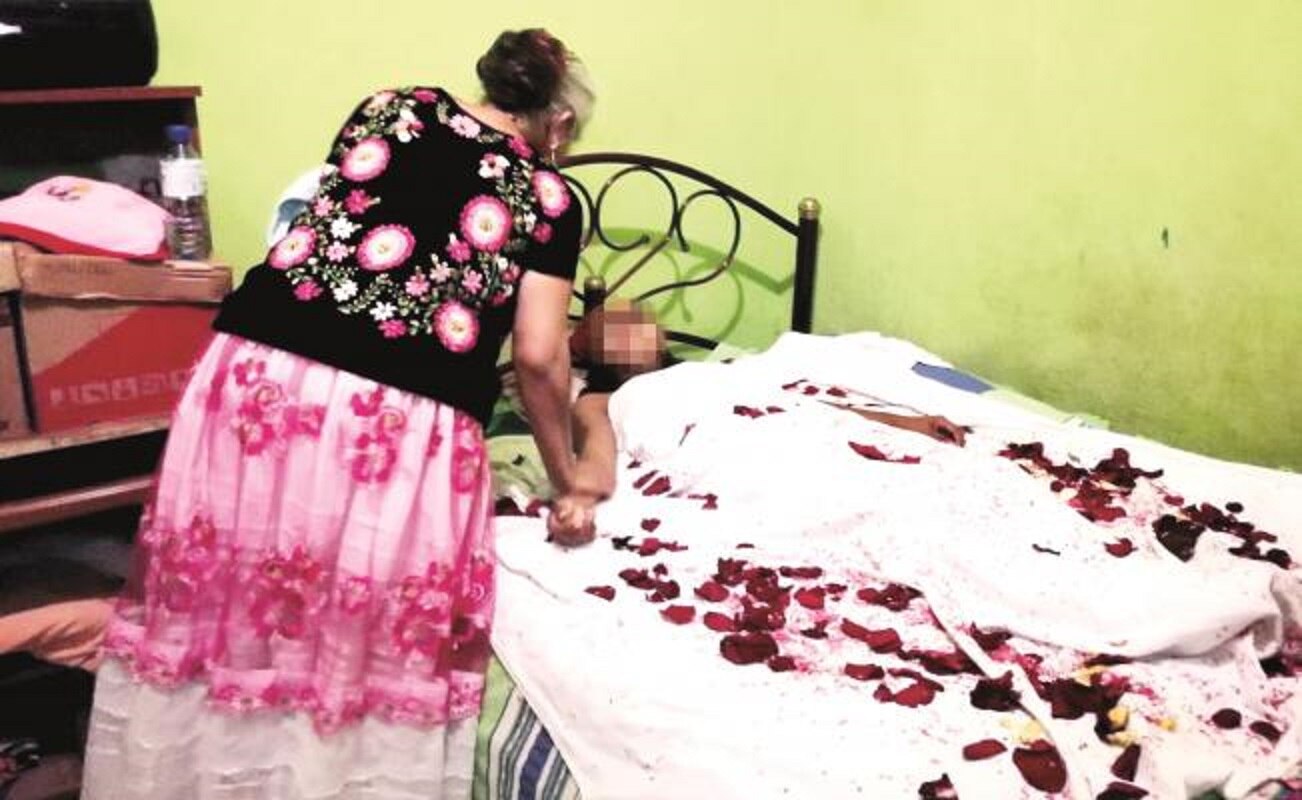 Las mujeres visten sus trajes típicos de media gala y encabezadas por la madrina bailan. En la reunión suena la canción “Huachinango rojo”, cuya letra habla de la virginidad. (ROSELIA CHACA)