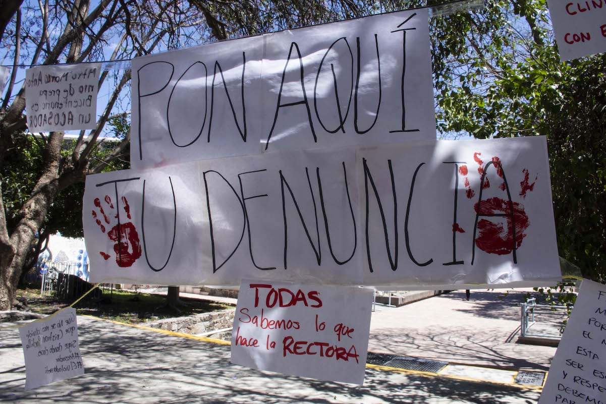 Tendedero de denuncia “destapa” a presuntos acosadores de la UAQ