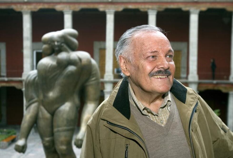 A los 12 años, ante un mural de Roberto Montenegro, Cuevas decidió ser artista. En la imagen, junto a su escultura emblemática, La Giganta. (ARCHIVO EL UNIVERSAL)