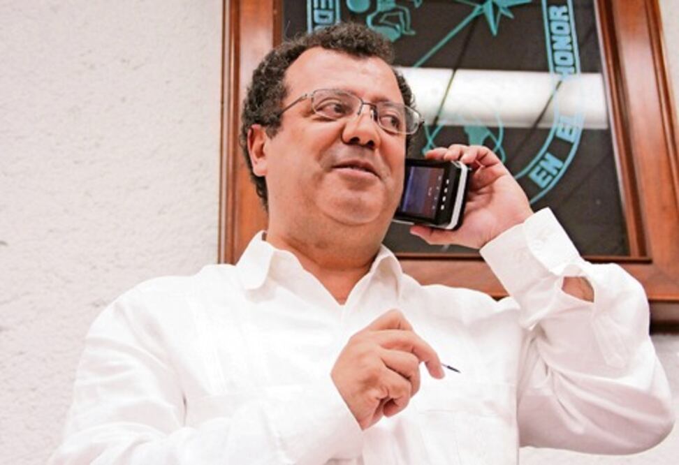 Presenta UAQ primer celular universitario; realizan llamada