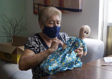 En asilo de Querétaro, elaboran muñecos para fomentar el buen trato a los abuelos