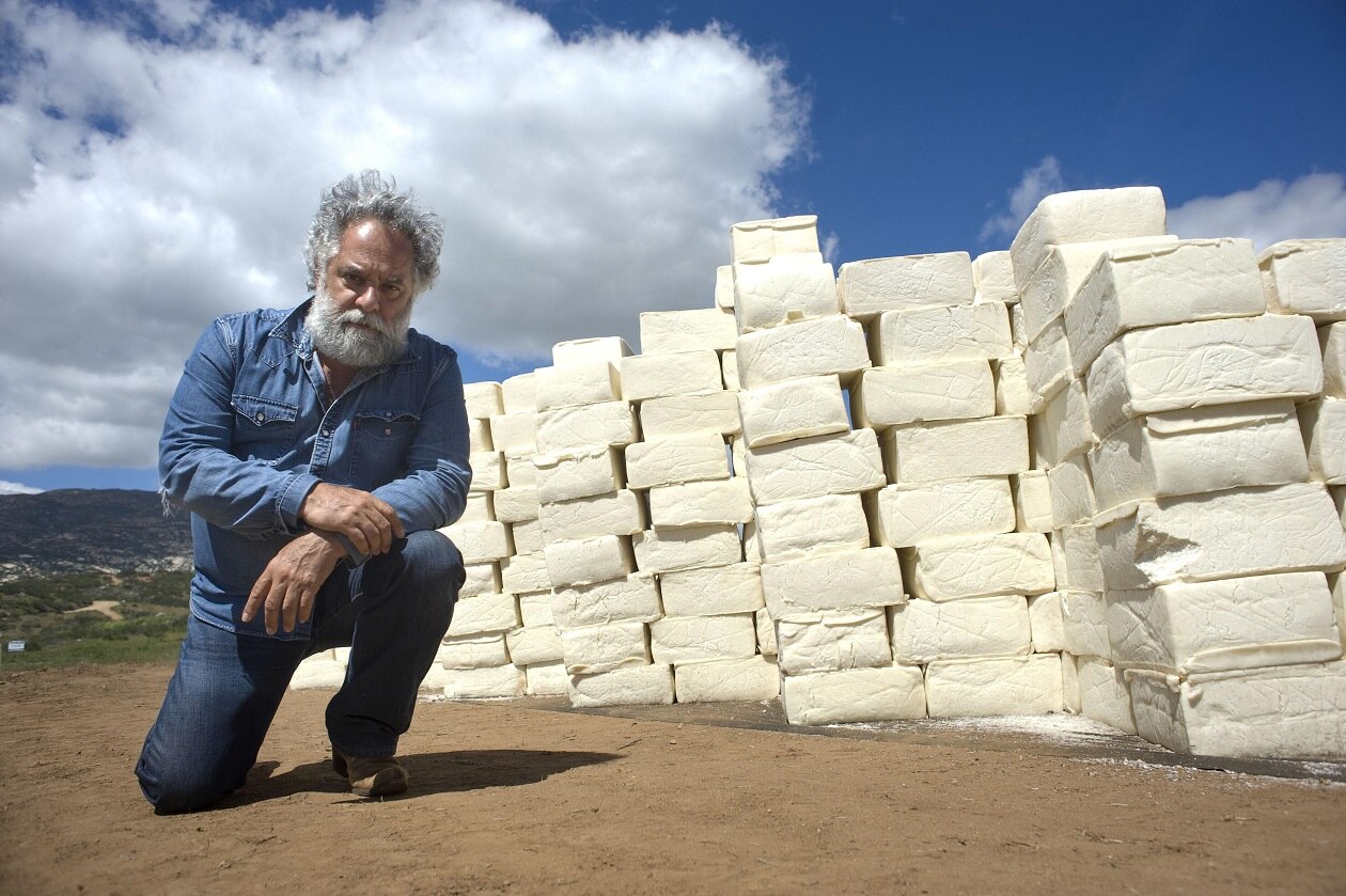 Artista canadiense levanta un muro de queso contija en la frontera