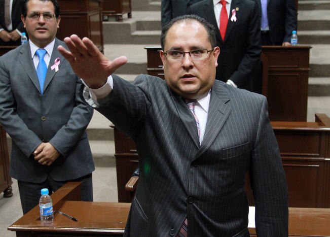 INE determinará situación de consejero