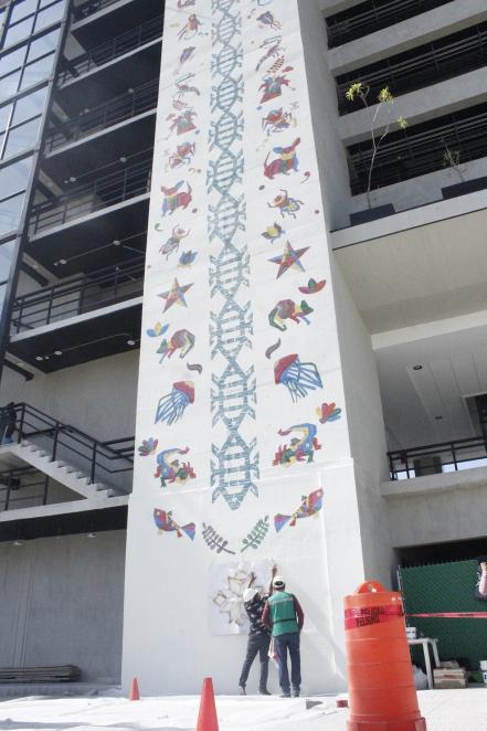 Cultura otomí embellece mural en la UNAM