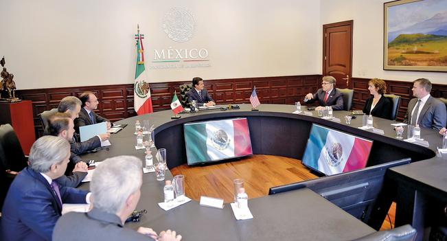 El presidente Enrique Peña Nieto se reunió ayer con el secretario de Energía de Estados Unidos, Rick Perry (PRESIDENCIA)