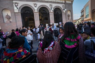 Lanzan consignas afuera del Teatro de la República
