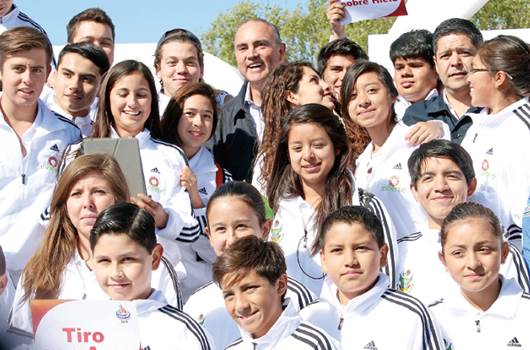 Gobernador abandera a atletas